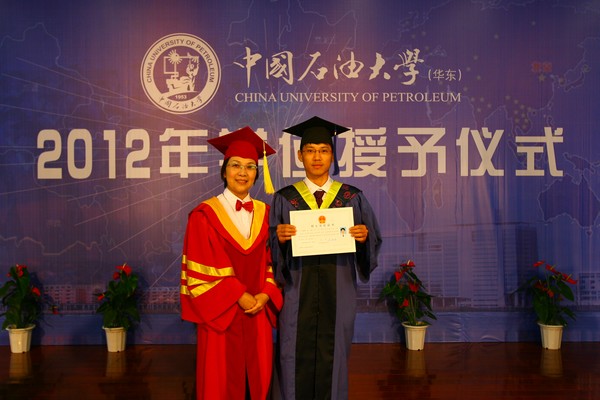 山红红校长为硕士生授予学位并颁发学位证书