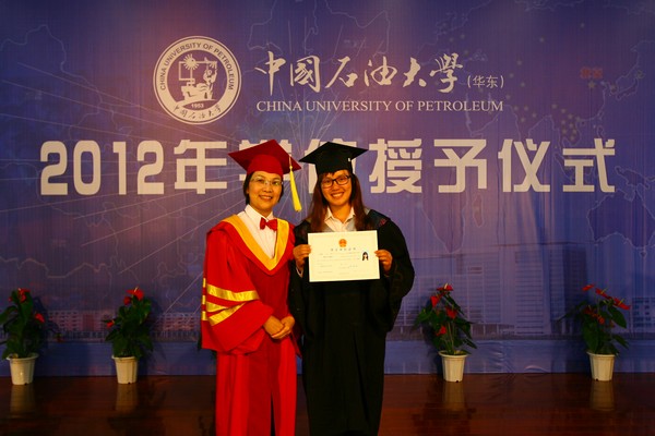 山红红校长为本科毕业生授予学位并颁发学位证书